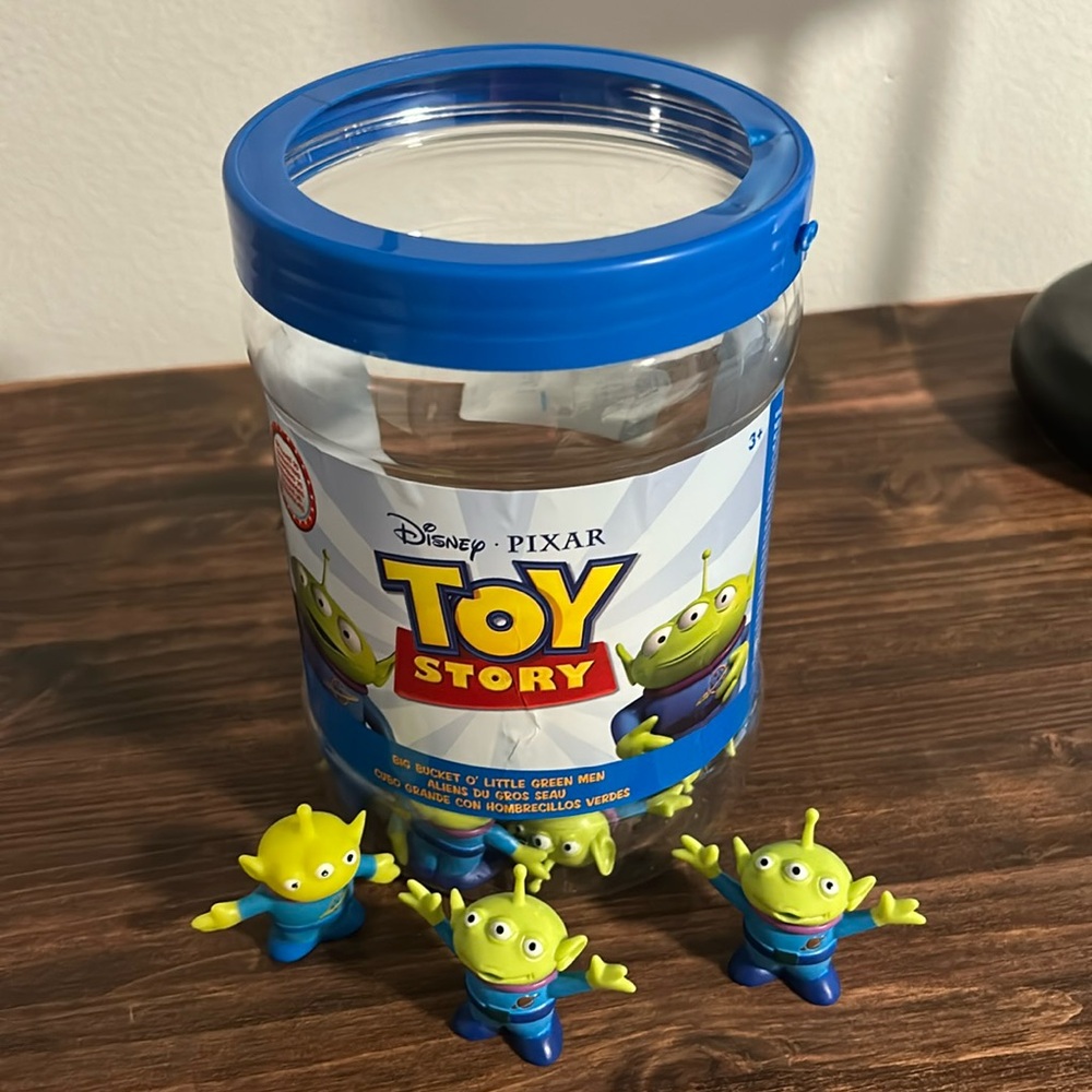 Bucket of 21 green men aliens.